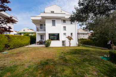Urla'da Denize 700 Metre Mesafede Site İçinde Müstakil Villa..
