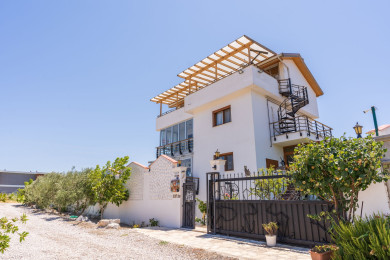 Urla Atatürk'te Özel Dizayn Edilmiş Müstakil Havuzlu Villa