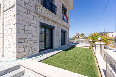 Urla İçmeler'de Plaja Yürüme Mesafesinde Satılık Villa