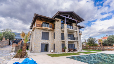 Urla Bamboo Avm Karşısında Özel Yapım Seçkin Malikane