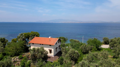 Denize Sıfır Konumda Geniş Yaşam Alanına Sahip Villa