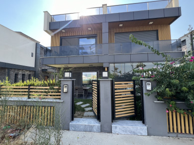 Kum Denizi Plajına Bir Adım Mesafede Ful Deniz Manzaralı Villa