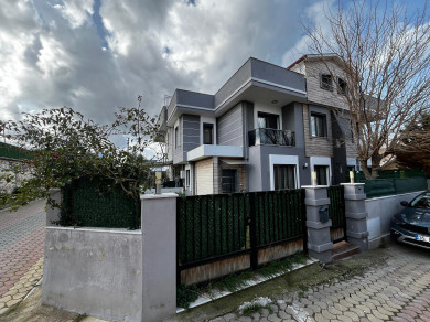 Güzelbahçe'nin Merkezinde Modern Villa