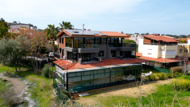 Güzelbahçe'de Doğayla İç İçe Deniz Manzaralı Lüks Villa