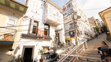 İzmir Karataşta, Körfez Manzaralı Tarihi Bir Köşk Sizi Bekliyor