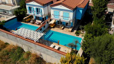 Çeşme'nin Kalbinde Özel Havuzlu 4+1 Taş Villa