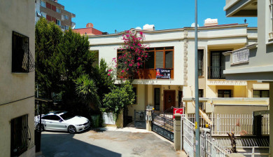 METRO VE AVM'LERE YÜRÜME MESAFESINDE GENIŞ VE KULLANIŞLI VILLA!
