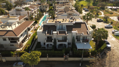 Urla Casablanca Evlerinde Havuzlu Sitede Müstakil Girişli Villa